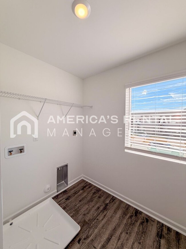 Building Photo - Stylish two level home with open concept l...