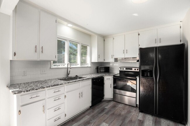 Building Photo - Move in special!! Beautiful 3BR/2BA w/ Garage & Fenced Yard