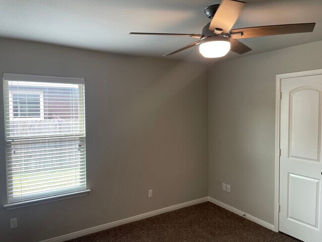 Building Photo - 4 BEDROOM NEAR STILLHOUSE HOLLOW LAKE