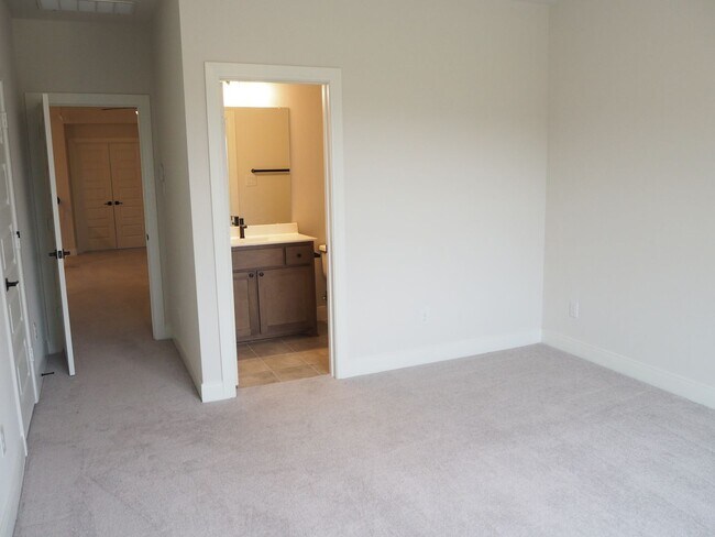 Building Photo - 4 Bed 4.5 Bath in Argyle