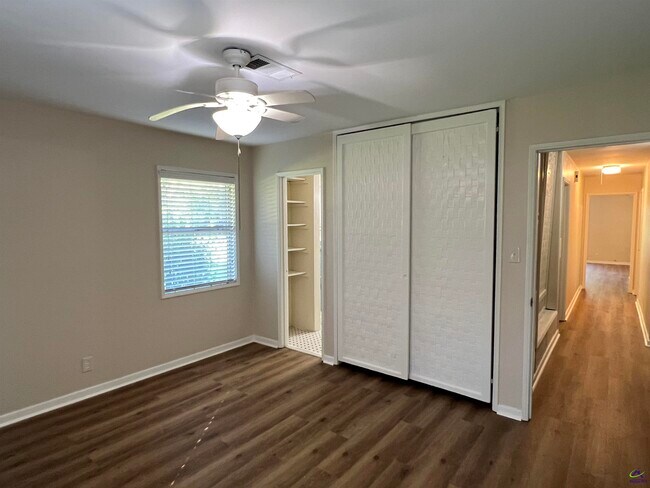 Building Photo - 4693 Twin Oak Dr