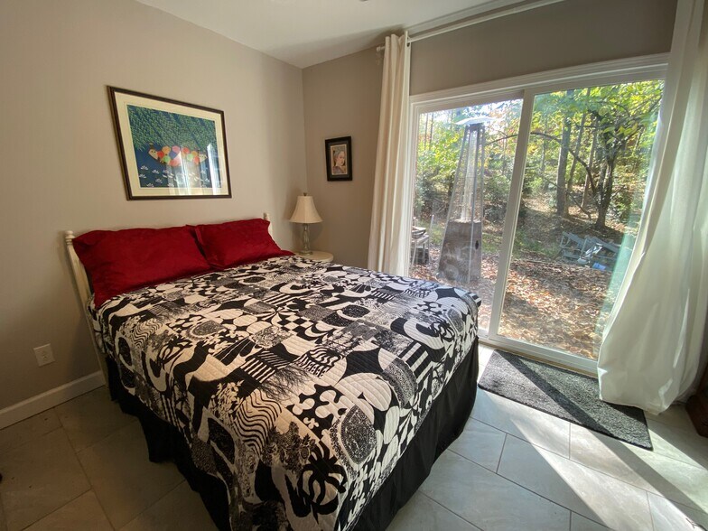 Downstair Bedroom - 121 Johnson St