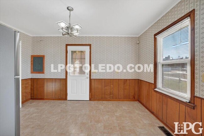 Building Photo - 1525 Akron St