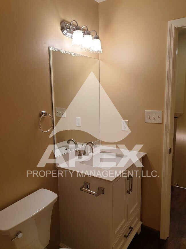 Building Photo - Spacious 2 Bd 1.5 Ba Townhouse in Halls!