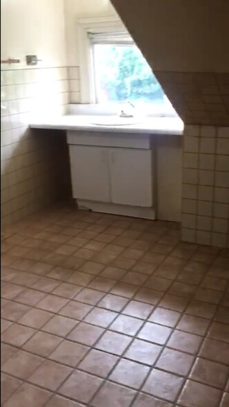 Building Photo - 56 Linden St