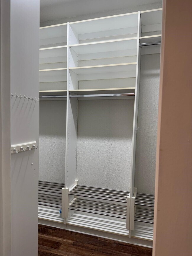 Building Photo - 2425 Underwood St