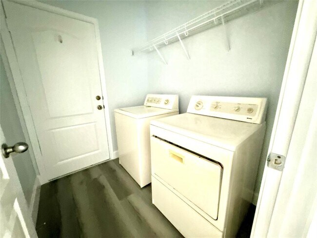 Building Photo - 1713 Bowerton Dr