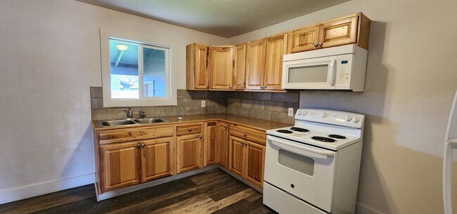 Building Photo - $500 MOVES YOU IN! 3 Bedroom Albany House ...