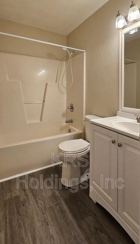 Building Photo - 820 Maltby Cres