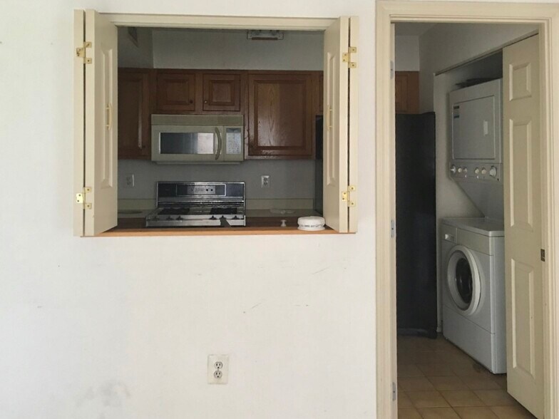 Building Photo - 147 Kelton St