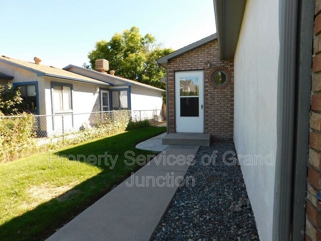 Building Photo - 3045 1/2 Stoneybrook Lane
