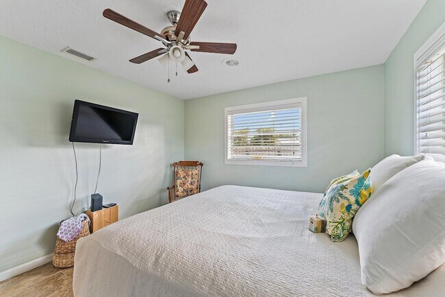 Building Photo - 5854 SE Orange Blossom Trail