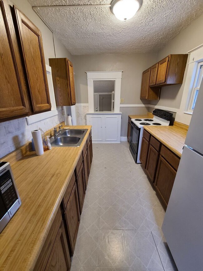 Building Photo - 2 bed 1.5 bath with vacant lot for your ki...