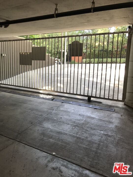 Building Photo - 355 N Maple St