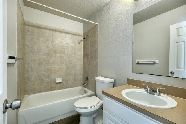 Building Photo - 750 Fallen Oak Dr