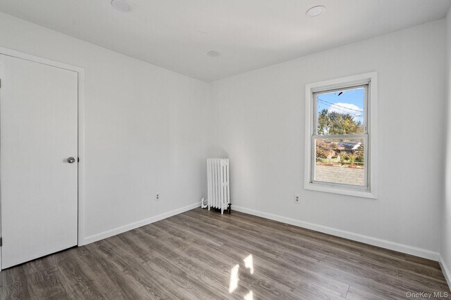 Building Photo - 87 Winnikee Ave