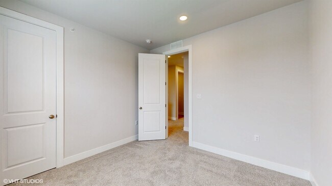 Building Photo - 314 E Lake St