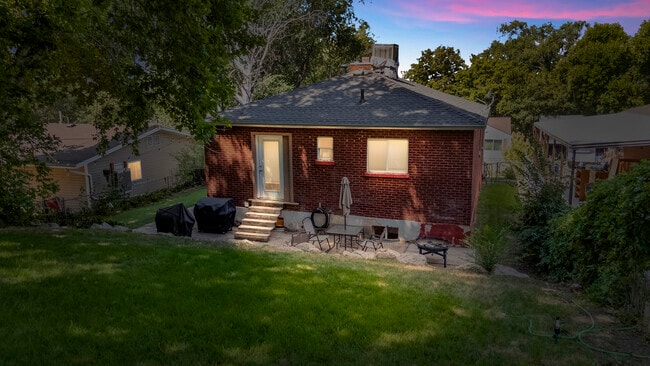 Building Photo - 2142 Robins Ave
