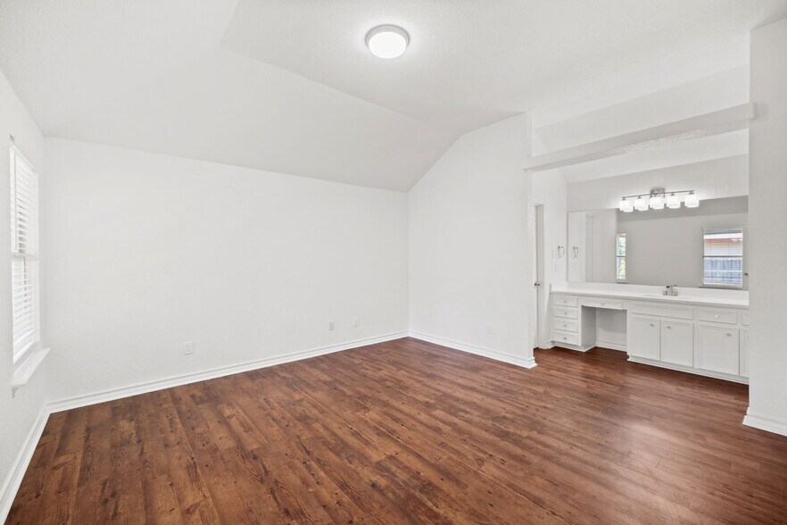 Building Photo - 917 Garden View Dr