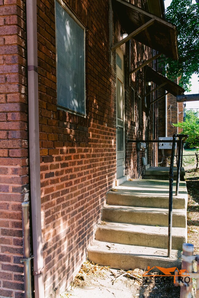 Building Photo - 1638 Indianola Ave