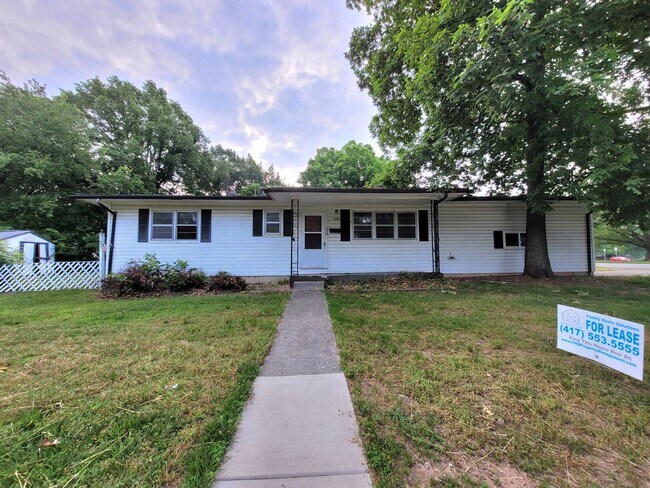 Primary Photo - Move In Special! 4 Bedroom 1.5 Bath house!
