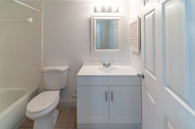 Building Photo - Well-Maintained 2BR/2BA Condo with Lake Vi...