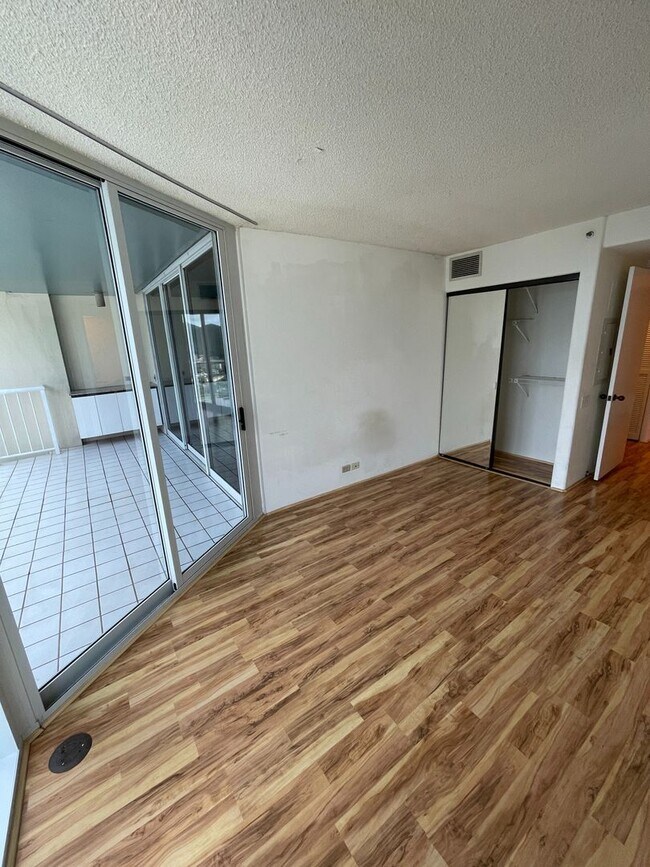 Building Photo - 1 Bed 1 Bath 1 Parking Gorgeous Views 33rd Floor in Honolulu Park Place!!!
