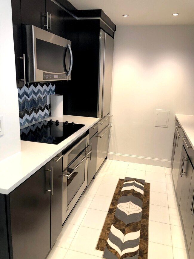 Building Photo - 20 2nd St