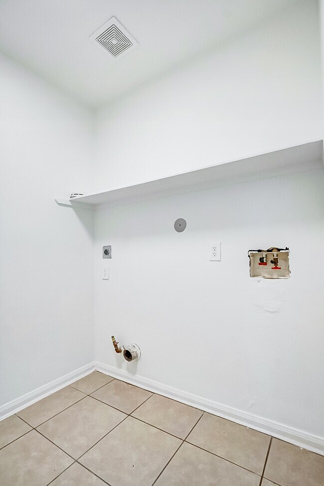 Building Photo - 15806 Land View Dr