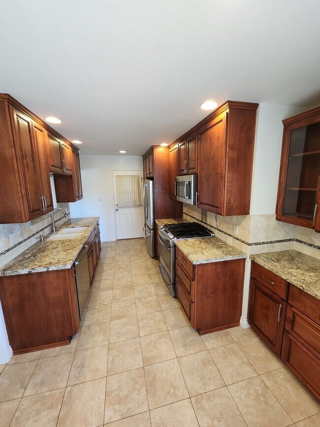 Building Photo - 3 Bed House in Clairemont with Canyon Views