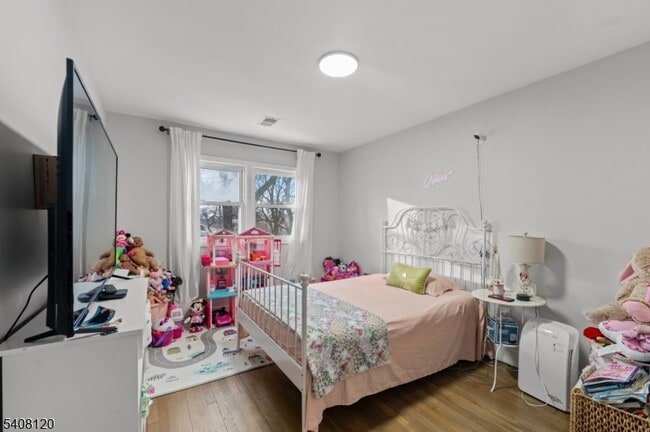 Building Photo - 22 Crescent Ct