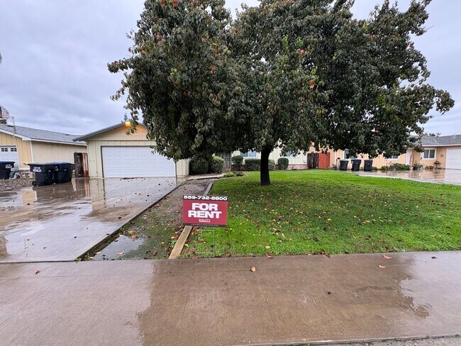 Building Photo - SW Visalia Home Available Now!