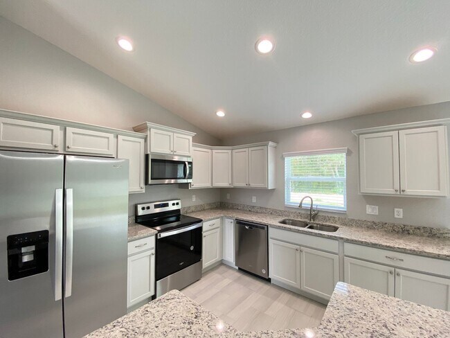 Building Photo - Desirable SW Ocala Neighborhood 4/2/2 *WON'T LAST*