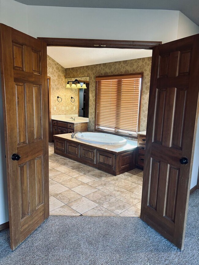 Building Photo - Gorgeous Home Located on Rivercut Golf Cou...