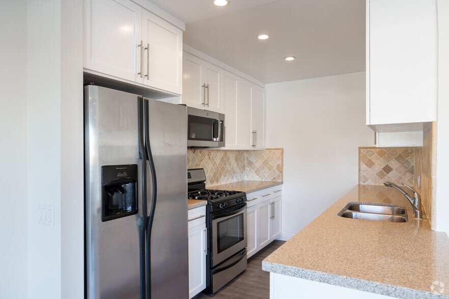 1BR, 1BA - 800SF - Kitchen - Elm Drive Apartments