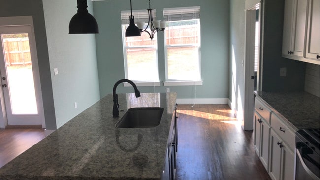 Building Photo - 750 Hawthorn Way