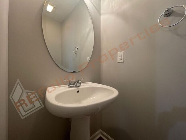 Building Photo - Beautiful 3 Bedroom 1 Car-Garage Home loca...