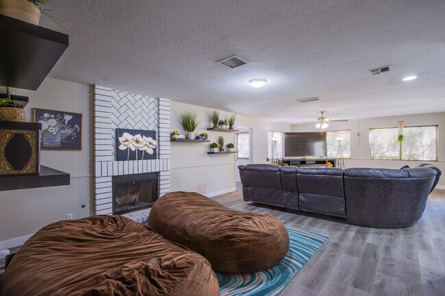 Building Photo - Spacious, Stylish, and Fully Furnished – L...