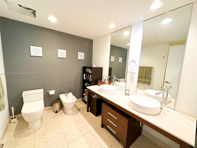 Building Photo - 495 Brickell Ave