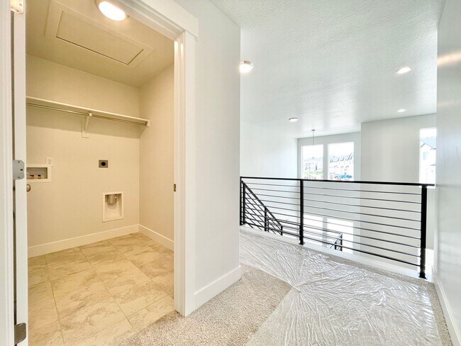 Building Photo - Sleek Townhome at Mountain Ridge!