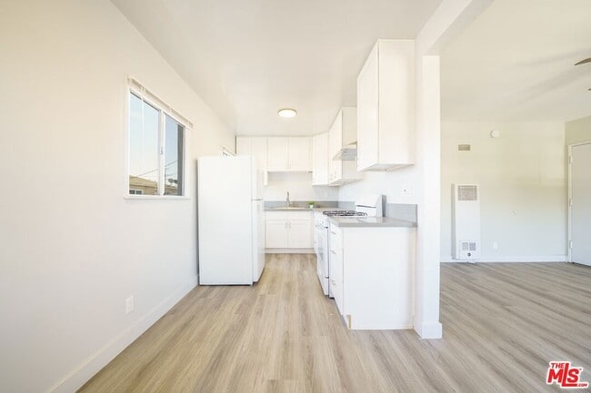 Building Photo - 810 W 62nd St