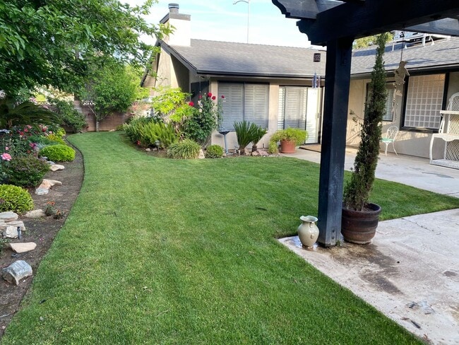 Building Photo - $2,250 Armstrong & Sierra, Beautiful 3 Bed...