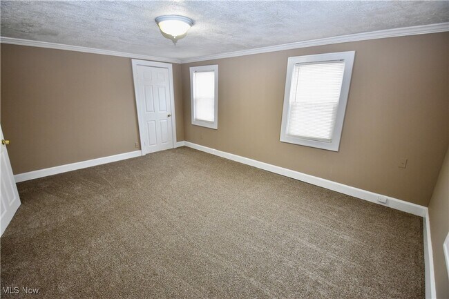 Building Photo - 583 Victoria Ave