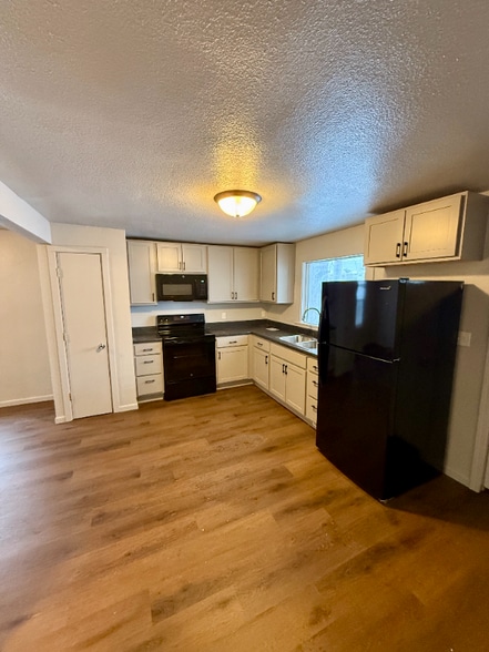 Building Photo - 406 Center Ave