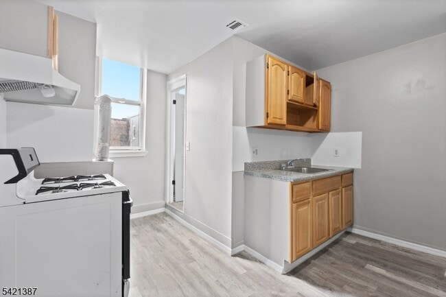 Building Photo - 23 Monroe St