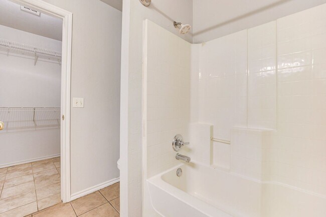 Building Photo - Cute 3BD/2BTH Duplex in Central East Norman!