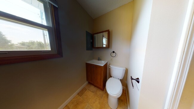Building Photo - 3 Bedroom, 1.5 Bathroom House