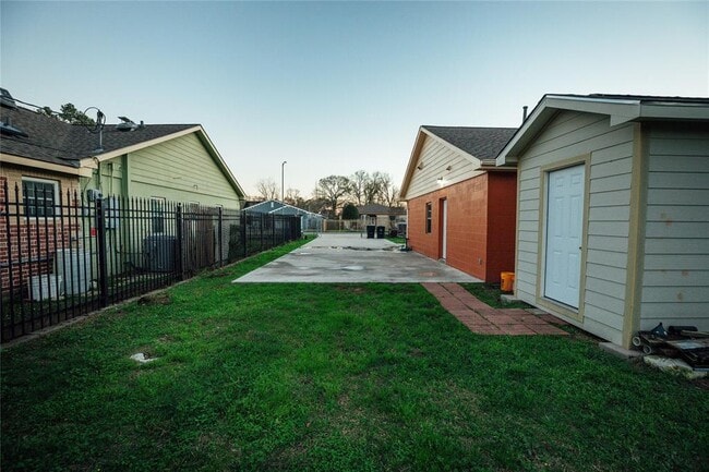 Building Photo - 5617 Schutz St
