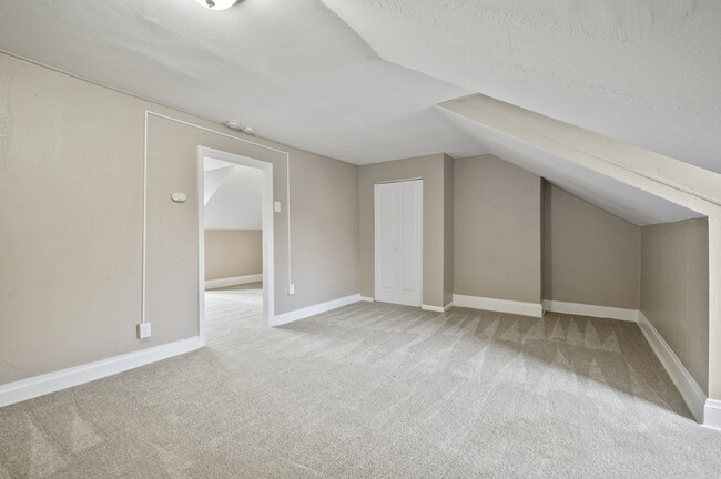 Building Photo - 1104 Brabec St