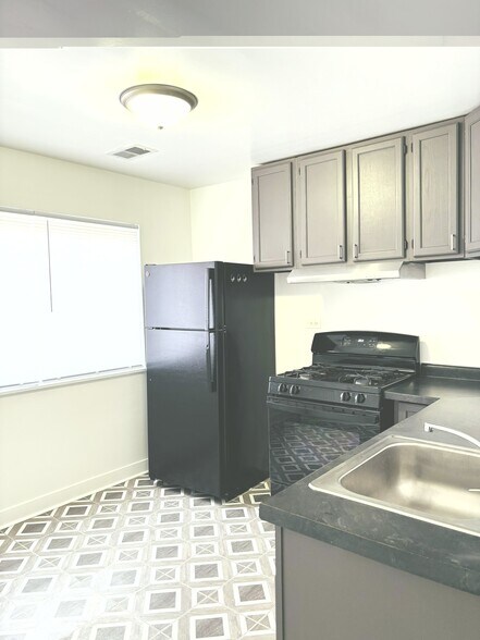 Building Photo - 5327 S 73rd Ave